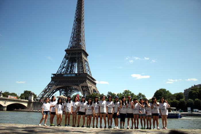 에펠탑 여자단체.jpg